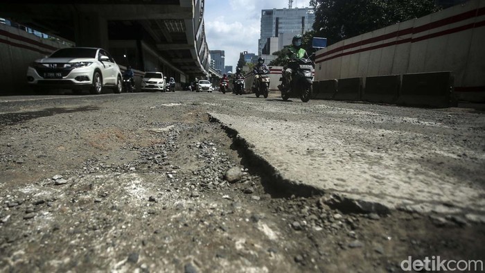 Jalan Rasuna Said, Jakarta, tampak rusak dan bergelombang. Kondisi ini membuat para pengendara yang melintas menjadi tidak nyaman.