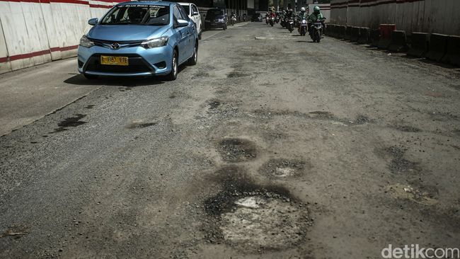 Ampun! Jalan Rusak di Rasuna Said Bikin Goyang Kanan-kiri