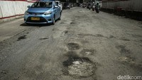 Kondisi seperti ini bakal dijumpai pengendara bila melaju dari selatan ke utara, sesampainya depan Kantor Pelayanan Pajak Jakarta Setiabudi Satu. Sementara bergerak sedikit ke depan dekat proyek LRT, posisi jalan rusak sangat terlihat sangat jelas dan terasa mengganggu.