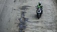 Jalan tersebut sebenarnya sudah pernah ditambal menggunakan aspal. Akan tetapi tak berselang beberapa bulan kemudian jalan tersebut kembali rusak.