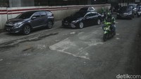 Lubang di jalan tersebut juga membuat para pengendara harus waspada jika tidak besar kemungkinan akan tergelincir.