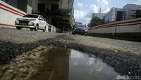 Terlebih jalan ini juga sering tergenang saat musim hujan, namun akan sangat berdebu saat panas.