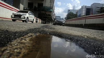 Ampun! Jalan Rusak di Rasuna Said Bikin Goyang Kanan-kiri