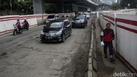 Pengendara pun sangat hati-hati saat melintasi jalan ini.