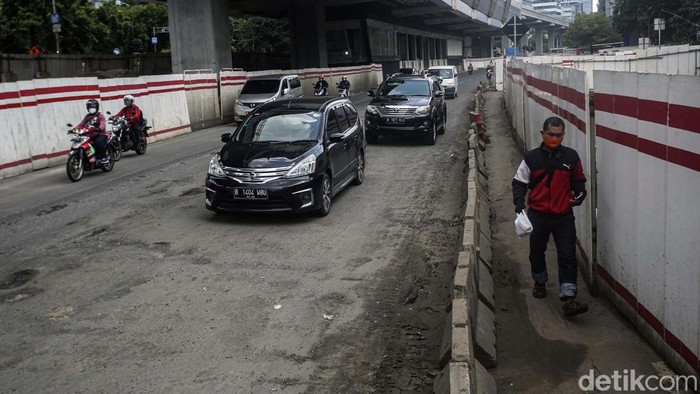 Jalan Rasuna Said, Jakarta, tampak rusak dan bergelombang. Kondisi ini membuat para pengendara yang melintas menjadi tidak nyaman.