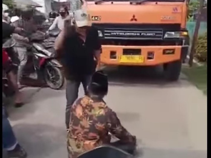Anggota DPRD Kabupaten Bogor nekat duduk di tengah jalan hentikan truk tambang