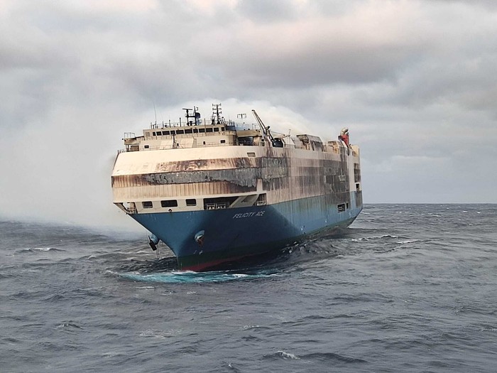Angkut Ribuan Mobil Mewah, Kapal Ini Terbakar di Samudera Atlantik Kapal Felicity Ace hangus terbakar di Samudera Atlantik. Kapal kargo pengangkut ribuan mobil mewah ini dilaporkan terbakar sejak Rabu (16/2) pekan lalu.