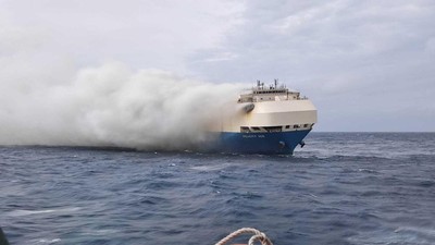 Potret Kapal Pengangkut Ribuan Mobil Mewah Terbakar Berhari-hari di Samudera Atlantik