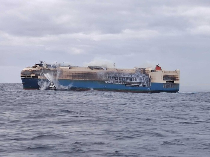 Angkut Ribuan Mobil Mewah, Kapal Ini Terbakar di Samudera Atlantik Kapal Felicity Ace hangus terbakar di Samudera Atlantik. Kapal kargo pengangkut ribuan mobil mewah ini dilaporkan terbakar sejak Rabu (16/2) pekan lalu.