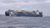Penampakan kapal Felicity Ace yang hangus terbakar di Samudera Atlantik, Jumat (18/2/2022). Diketahui, kapal kargo yang mengangkut ribuan mobil mewah itu terbakar sejak Rabu (16/2) pekan lalu dan hingga kini masih belum bisa dipadamkan. Salah satu hal yang membuat pemadaman menjadi sulit karena adanya baterai mobil Lithium-ion dalam kargo kapal tersebut. Pemadaman api juga tidak bisa menggunakan air. Menyiram air dalam jumlah besar ke atas kapal bisa menyebabkan kapal kehilangan keseimbangan dan bisa membuatnya karam.