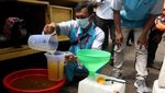 Antusias Pedagang Antre Minyak Goreng Curah di Bandung