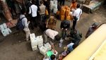 Antusias Pedagang Antre Minyak Goreng Curah di Bandung