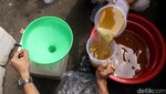 Antusias Pedagang Antre Minyak Goreng Curah di Bandung
