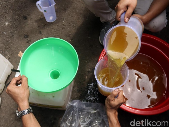 Operasi pasar minyak goreng curah murah disambut antusias pedagang di Pasar Kosambi, Bandung. Pedagang ramai-ramai antre untuk dapatkan minyak goreng murah.