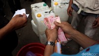 Eem mengungkapkan dalam operasi pasar itu minyak goreng curah dijual seharga Rp10.500 perliter untuk kemudian dijual kembali oleh para pedagang dengan harga sesuai HET, Rp11.500.