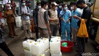 Menurutnya kedepan distribusi minyak goreng curah akan langsung dilakukan oleh produsen yang telah mendapat penugasan langsung dari Kementerian Perdagangan. Sementara untuk minyak goreng kemasan, langsung didistribusikan ke toko-toko modern.
