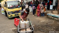 Operasi pasar minyak goreng curah murah digelar di Pasar Kosambi, Kota Bandung, Jawa Barat, Senin (21/2/2022).