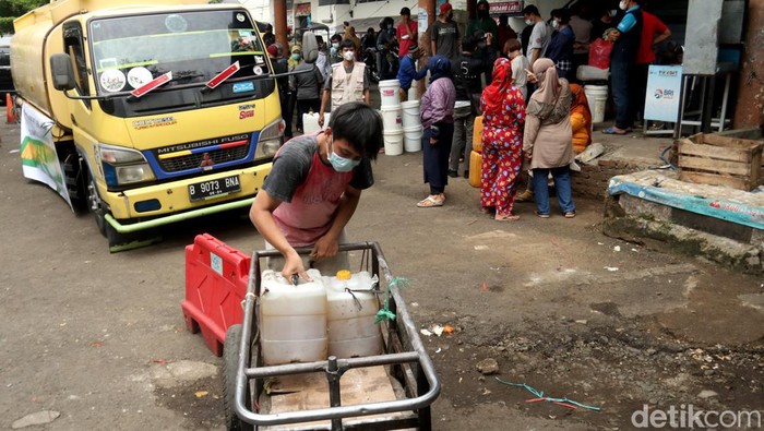 Operasi pasar minyak goreng curah murah disambut antusias pedagang di Pasar Kosambi, Bandung. Pedagang ramai-ramai antre untuk dapatkan minyak goreng murah.