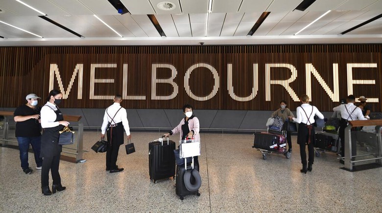 Australia Sambut Kembali Kedatangan Turis Passengers arrive at Melbourne Airport in Melbourne, Monday, Feb. 21, 2022. International tourists and business travelers began arriving in Australia with few restrictions for the first time in almost two years after the government lifted some of the most draconian pandemic measures of any democracy in the world. (Joel Carrett/AAP Image via AP)