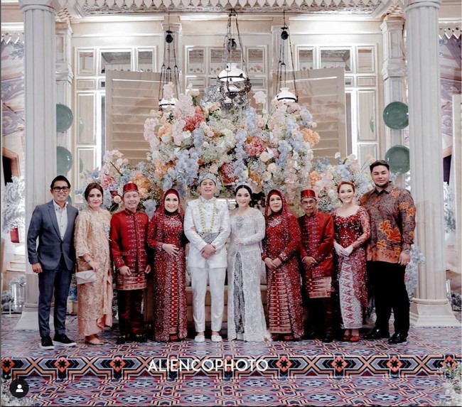 Tak lupa juga Ivan Gunawan mengabadikan momen bersama pengantin dan kedua keluarganya. Eko Patrio pun tampak hadir dan ikut berfoto bersama. Foto: Instagram