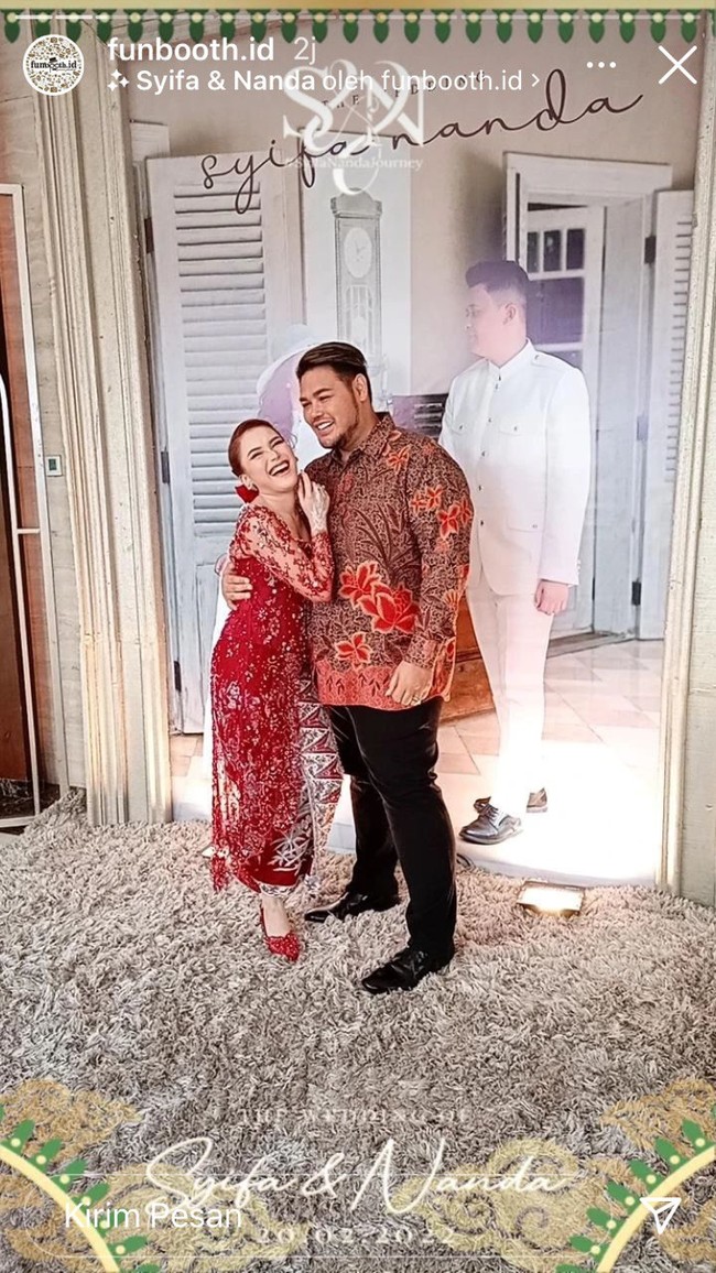 Ivan Gunawan terlihat menemani Ayu Ting Ting dari mulai akad nikah hingga resepsi sang adik. Keduanya juga tampil kompak dalam balutan busana berwarna merah. Melakukan photobooth bersama, keduanya terlihat serasi bukan? Foto: Instagram