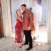 Ivan Gunawan terlihat menemani Ayu Ting Ting dari mulai akad nikah hingga resepsi sang adik. Keduanya juga tampil kompak dalam balutan busana berwarna merah. Melakukan photobooth bersama, keduanya terlihat serasi bukan? Foto: Instagram