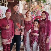 Begini penampilan Ivan Gunawan saat berpose bersama keluarga Ayu Ting Ting. Berdiri di sebelah ayah Ayu Ting-Ting, Abdul Rozak, Ivan tampak digandeng oleh Ayu Ting Ting. Di sebelah Ayu Ting Ting tampak juga sang putri, Bilqis, dan Umi Kalsum. Foto: Instagram