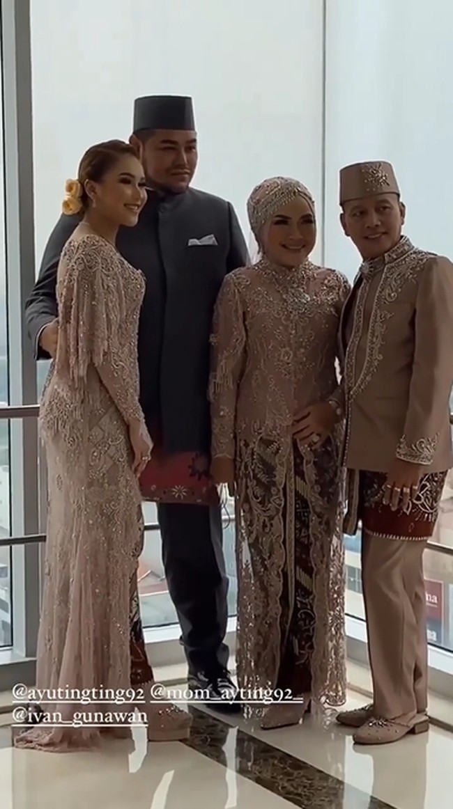 Sementara untuk acara resepsi Syifa, Ivan Gunawan mengenakan baju adat Betawi berwarna abu-abu. Kerap berfoto bersama, Ivan Gunawan sudah terlihat cukup dekat dengan keluarga Ayu Ting Ting. Foto: Instagram