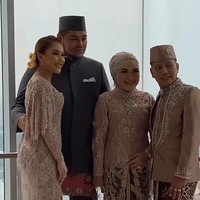 Sementara untuk acara resepsi Syifa, Ivan Gunawan mengenakan baju adat Betawi berwarna abu-abu. Kerap berfoto bersama, Ivan Gunawan sudah terlihat cukup dekat dengan keluarga Ayu Ting Ting. Foto: Instagram