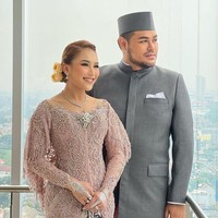 Sementara Ivan Gunawan mengenakan baju adat Betawi yang dilengkapi dengan beskap, Ayu Ting Ting tampil anggun dalam balutan kebaya berwarna nude. Pulasan makeup natural yang senada dengan busananya juga menambah pesona kecantikan Ayu Ting Ting. Foto: Instagram