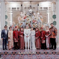 Tak lupa juga Ivan Gunawan mengabadikan momen bersama pengantin dan kedua keluarganya. Eko Patrio pun tampak hadir dan ikut berfoto bersama. Foto: Instagram