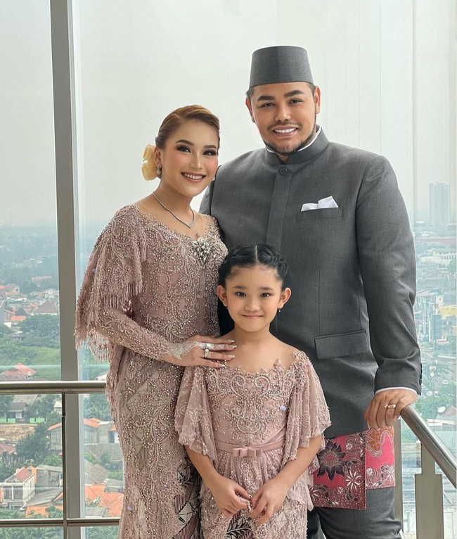 Begini potret Ivan Gunawan bersama Ayu Ting Ting dan sang anak, Bilqis. Bak sebuah keluarga, ketiganya terlihat kompak bersama. Bagaimana menurutmu? Foto: Instagram