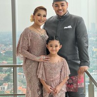 Begini potret Ivan Gunawan bersama Ayu Ting Ting dan sang anak, Bilqis. Bak sebuah keluarga, ketiganya terlihat kompak bersama. Bagaimana menurutmu? Foto: Instagram