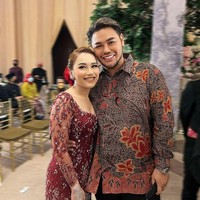 Adik Ayu Ting Ting, Syifa, baru saja melangsungkan pernikahan dengan pria pujaan hatinya, Nanda pada Minggu (20/2/2022). Pernikahan tersebut tampak dihadiri oleh keluarga dan tamu undangan. Sang kakak, Ayu Ting Ting tampak hadir dengan ditemani Ivan Gunawan. Foto: Instagram
