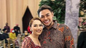 8 Gaya Ivan Gunawan Dampingi Ayu Ting Ting di Nikahan Syifa, Gagah & Serasi