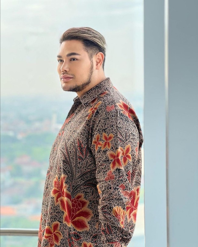 Desainer dan entertainer Ivan Gunawan membuang lemak sekitar 10 liter dari tubuhnya pada Juli 2011. Pria berusia 40 tahun ini merasa berat badannya sangat berlebihan sehingga perlu melakukan pengurangan berat badan dengan bantuan teknologi. Foto: Instagram