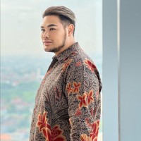 Desainer dan entertainer Ivan Gunawan membuang lemak sekitar 10 liter dari tubuhnya pada Juli 2011. Pria berusia 40 tahun ini merasa berat badannya sangat berlebihan sehingga perlu melakukan pengurangan berat badan dengan bantuan teknologi. Foto: Instagram