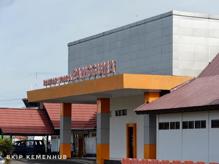 Bandara Pangsuma di perbatasan Indonesia-Malaysia Bandara Pangsuma di perbatasan Indonesia-Malaysia