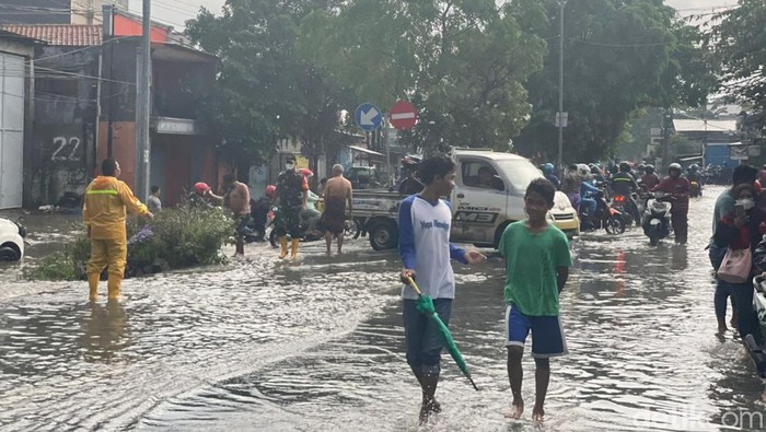 Seorang pengemudi, Yudi Setiawan, melaporkan adanya banjir di Jalan Kampus Unesa, Lidah Wetan, Surabaya. Genangan air mencapai setengah ban mobil.