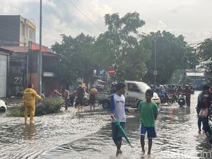 Banjir Setengah Ban Mobil di Kawasan Unesa Kampus Lidah Wetan