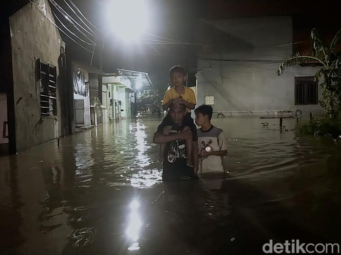 Banjir melanda kawasan Wiyung, Surabaya. Banjir sampai masuk ke rumah warga.