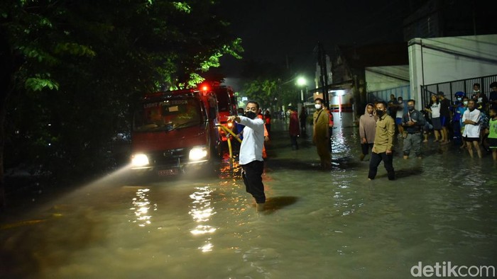 Wali Kota Surabaya Eri Cahyadi datang ke lokasi banjir Wiyung. Puluhan mobil Damkar Pemkot Surabaya dikerahkan untuk mengatasi banjir di Wiyung.
