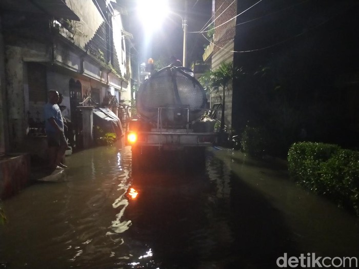 Banjir melanda kawasan Wiyung, Surabaya. Puluhan mobil Damkar dan tangki dikerahkan untuk menyedot banjir dari gang-gang.