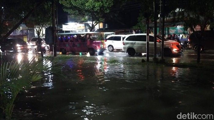 Banjir melanda Jalan Wiyung, Surabaya. Banjir sepanjang 500 meter itu menyebabkan kemacetan ke arah tengah kota.