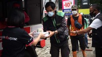 Program Mobil Pangan Umat hasil kerjasama Bank DBS Indonesia dan Foodbank of Indonesia ini memberikan donasi makanan kepada masyarakat yang terdampak Covid-19.