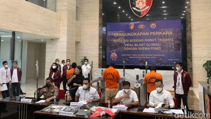 Bareskrim Polri mengungkap kasus robot trading, Viral Blast, yang merugikan membernya hingga Rp 1,2 triliun. Sebanyak empat orang ditetapkan sebagai tersangka. (Rakha A/detikcom)