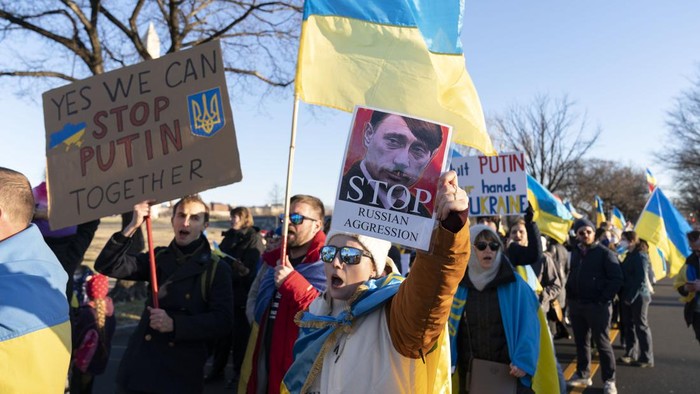 Bikin Salah Fokus! Poster Putin Jadi Hitler Mejeng di AS
Warga AS gelar aksi solidaritas untuk Ukraina. Dalam aksi itu, poster Presiden Rusia Vladimir Putin yang diedit menyerupai Adolf Hitler justru curi atensi.