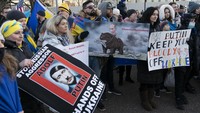 Tak hanya mengedit foto Putin menyerupai Hitler, warga AS juga tampak membawa poster bergambar karikatur Putin yang tengah menunggangi beruang dengan tagar SanctionRussiaNow.