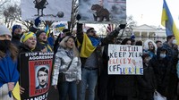 Perusahaan teknologi yang berkantor di Amerika Serikat (AS), Maxar Technologies, melacak pengerahan pasukan Rusia ke dekat perbatasan Ukraina selama berminggu-minggu. Namun citra-citra satelit terbaru yang dirilis Maxar itu belum bisa diverifikasi secara independen oleh Reuters. Sejumlah besar pengerahan kelompok tempur itu, sebut Maxar, telah diamati via satelit terjadi di sekitar garnisun militer di Soloti, Rusia, pada 13 Februari lalu. Citra-citra satelit yang dirilis Maxar pada Minggu (20/2) waktu setempat menunjukkan sebagian besar unit tempur dan peralatan pendukung di Soloti telah diberangkatkan.