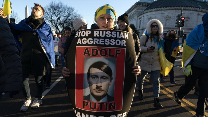 Bikin Salah Fokus! Poster Putin Jadi Hitler Mejeng di AS Bikin Salah Fokus! Poster Putin Jadi Hitler Mejeng di AS
Warga AS gelar aksi solidaritas untuk Ukraina. Dalam aksi itu, poster Presiden Rusia Vladimir Putin yang diedit menyerupai Adolf Hitler justru curi atensi.